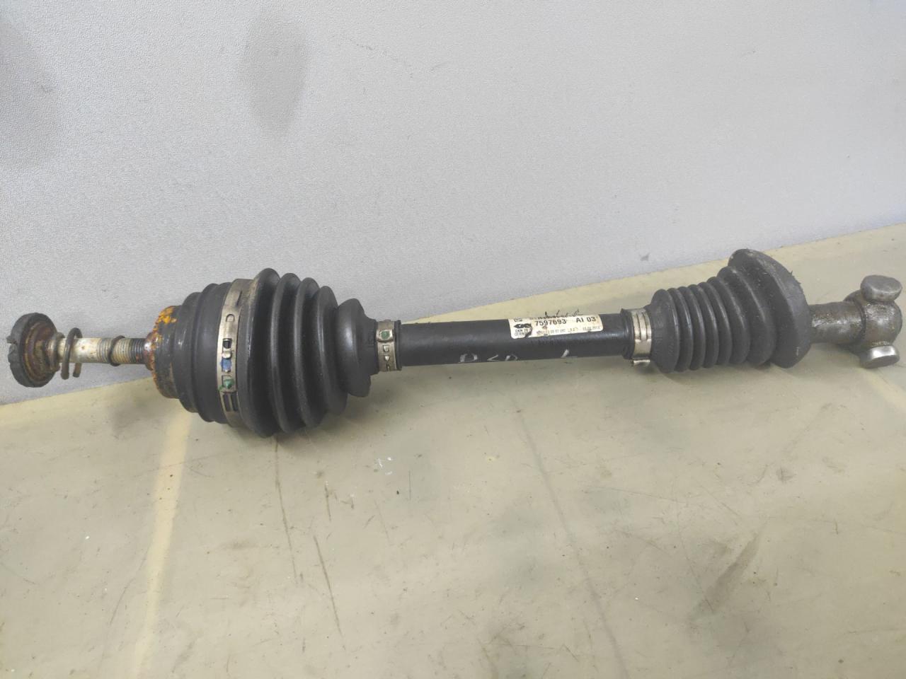 полуось передняя левая (приводной вал, ШРУС) BMW 3 серия F30/F31/F34 F30 2013, 2.0 л., N20 B20 A, бензин, АКПП, черный, седан, полный привод, 7597693AI03 - фото №1