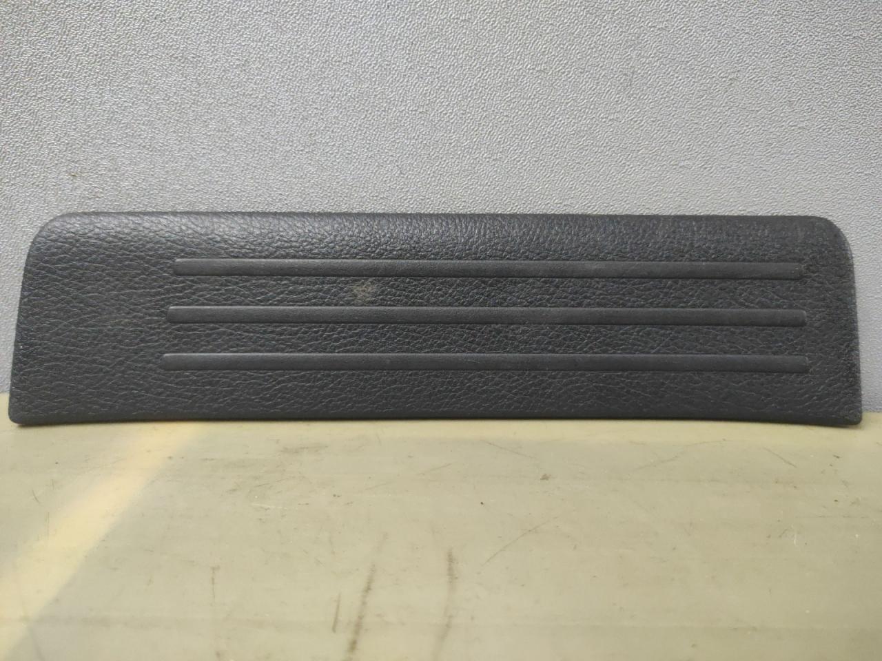 накладка на порог внутренняя Mazda 3 BL 2009, 2.0 л., LF17, бензин, АКПП, черный, хетчбэк 5 дв., передний привод, правый руль, BBP3687H0 - фото №1