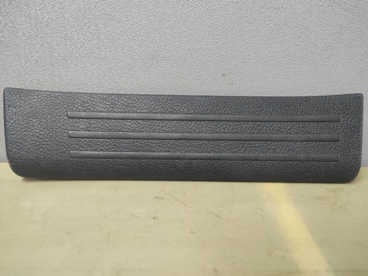 накладка на порог внутренняя Mazda 3 BL 2009, 2.0 л., LF17, бензин, АКПП, черный, хетчбэк 5 дв., передний привод, правый руль, BBP3687G0 - фото №1