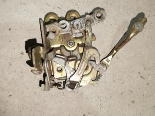 замок двери передней правой Mitsubishi L300 1992