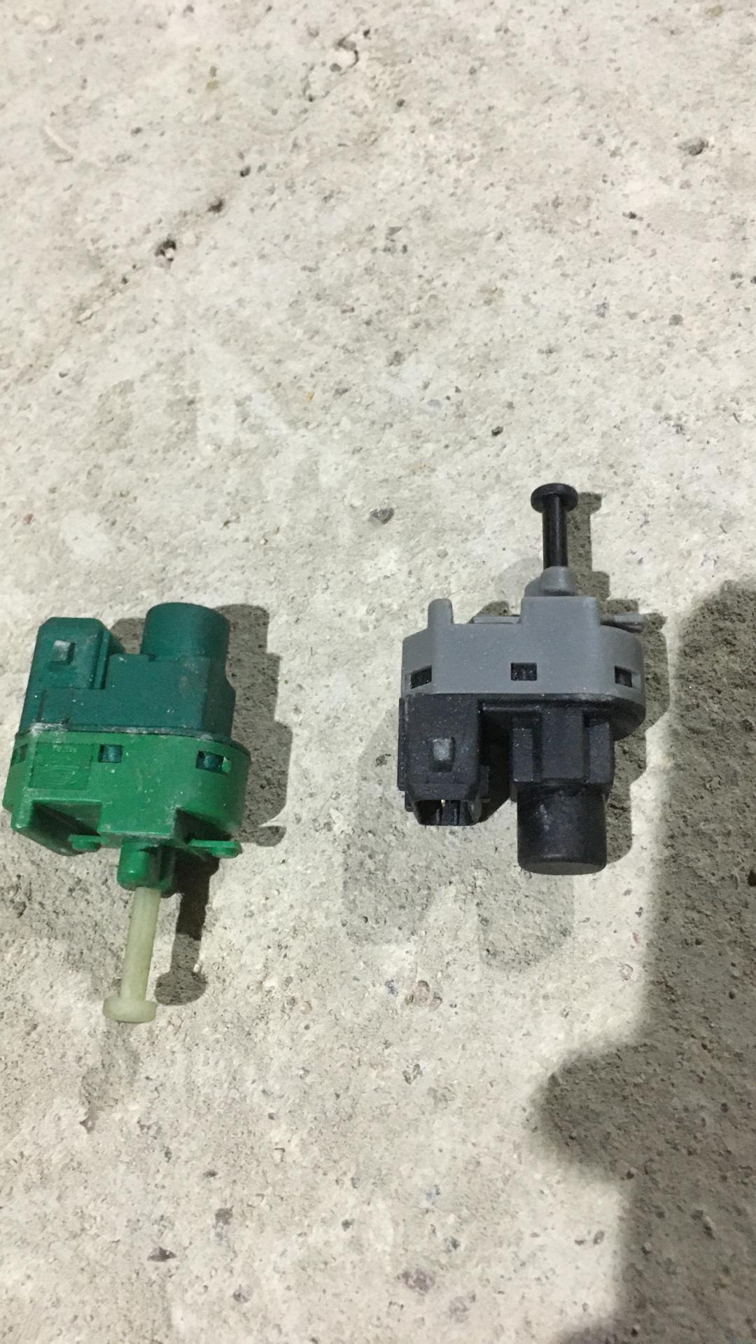 Датчик педали тормоза (лягушка) Mazda 2 1 поколение 2005, 1.2 л., бензин, передний привод, правый руль - фото №1