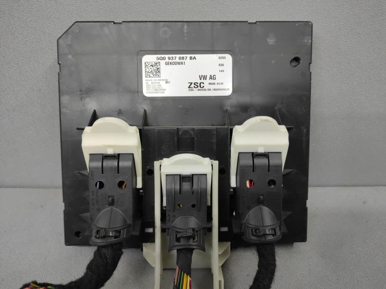 блок комфорта Volkswagen Jetta 7 поколение 2019, 1.4 л., бензин, АКПП, серебристый, передний привод, 5Q0937087BA - фото №1