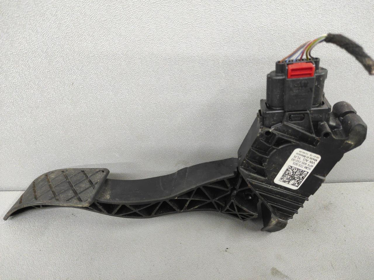 педаль Volkswagen Jetta 7 поколение 2019, 1.4 л., бензин, АКПП, серебристый, передний привод, 5QM.723.503. - фото №1