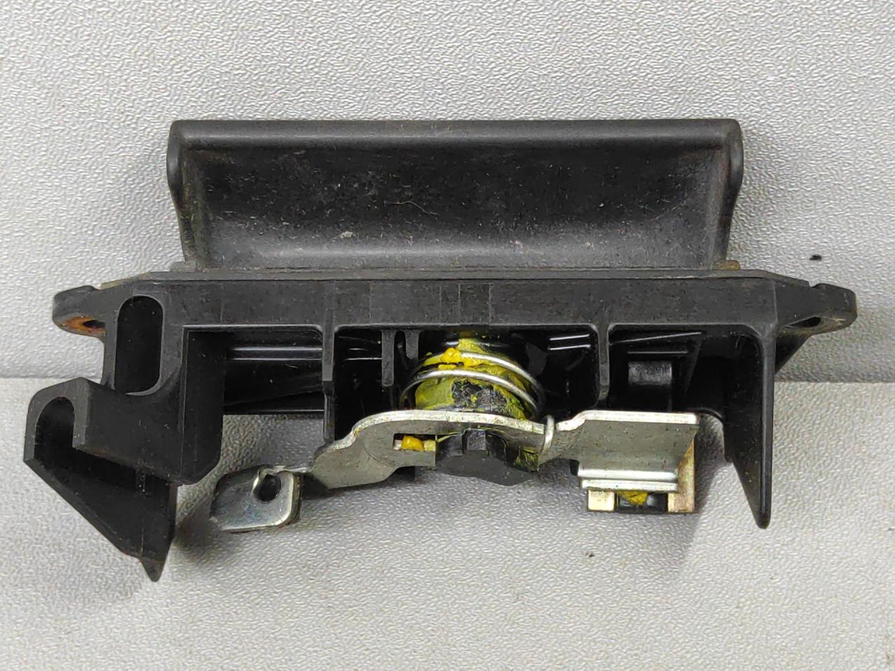 ручка открывания багажника Toyota Matrix 1 поколение (E130) ZZE130 2003, 1.8 л., 1ZZ-FE, бензин, АКПП, хетчбэк 5 дв., передний привод - фото №1