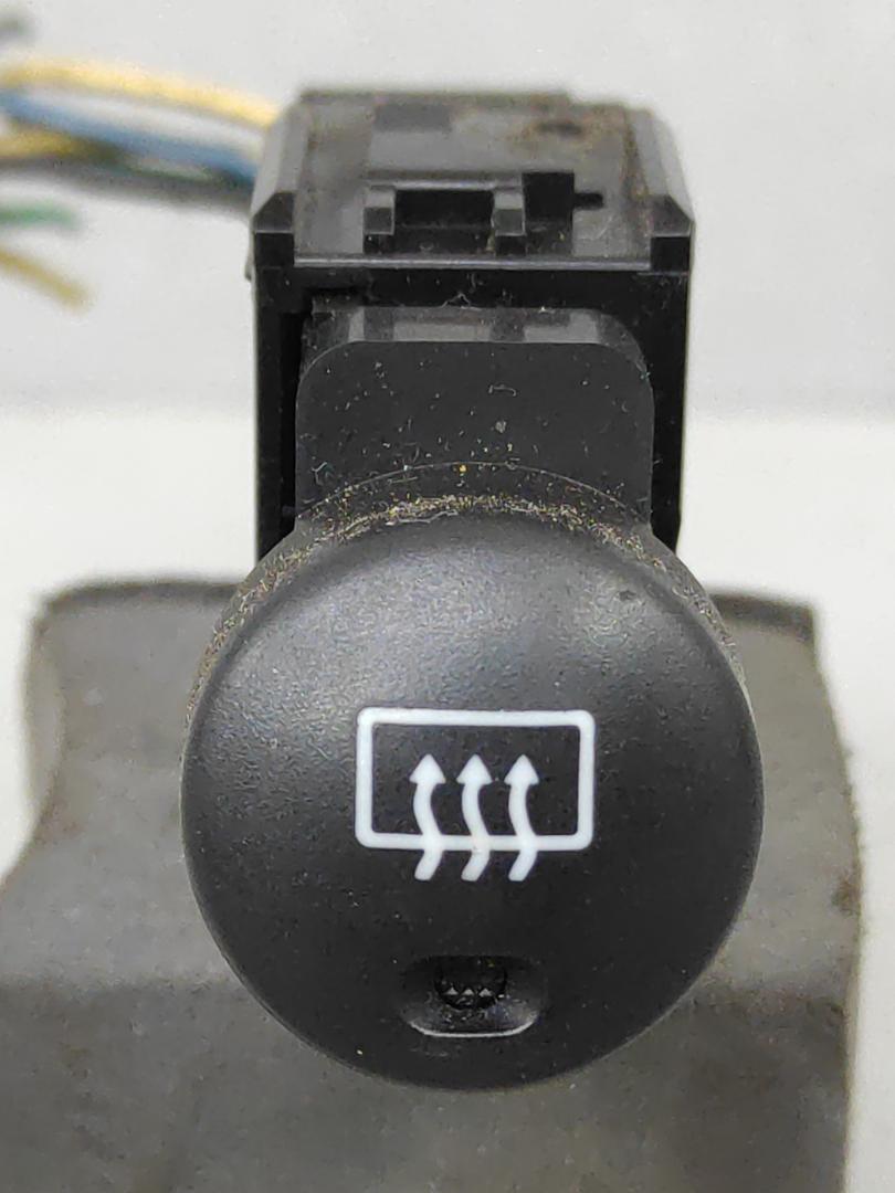 кнопка обогрева заднего стекла Toyota Matrix 1 поколение (E130) ZZE130 2003, 1.8 л., 1ZZ-FE, бензин, АКПП, хетчбэк 5 дв., передний привод - фото №1