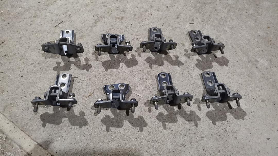 петля двери Mitsubishi Outlander 1 поколение 2006, 2.4 л., 4G69, бензин, АКПП, серебристый, внедорожник 5 дв., правый руль - фото №1