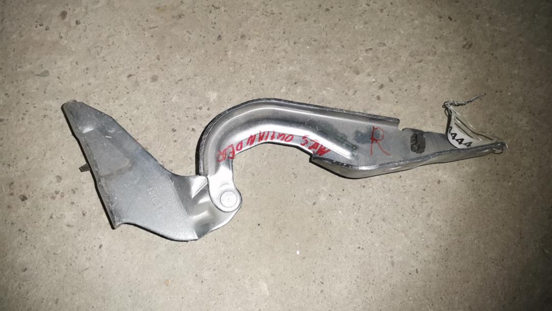 петля капота правая Mitsubishi Outlander 3 поколение 2013, 2.0 л., 4J11, бензин, АКПП, серый, внедорожник 5 дв., передний привод, правый руль - фото №1