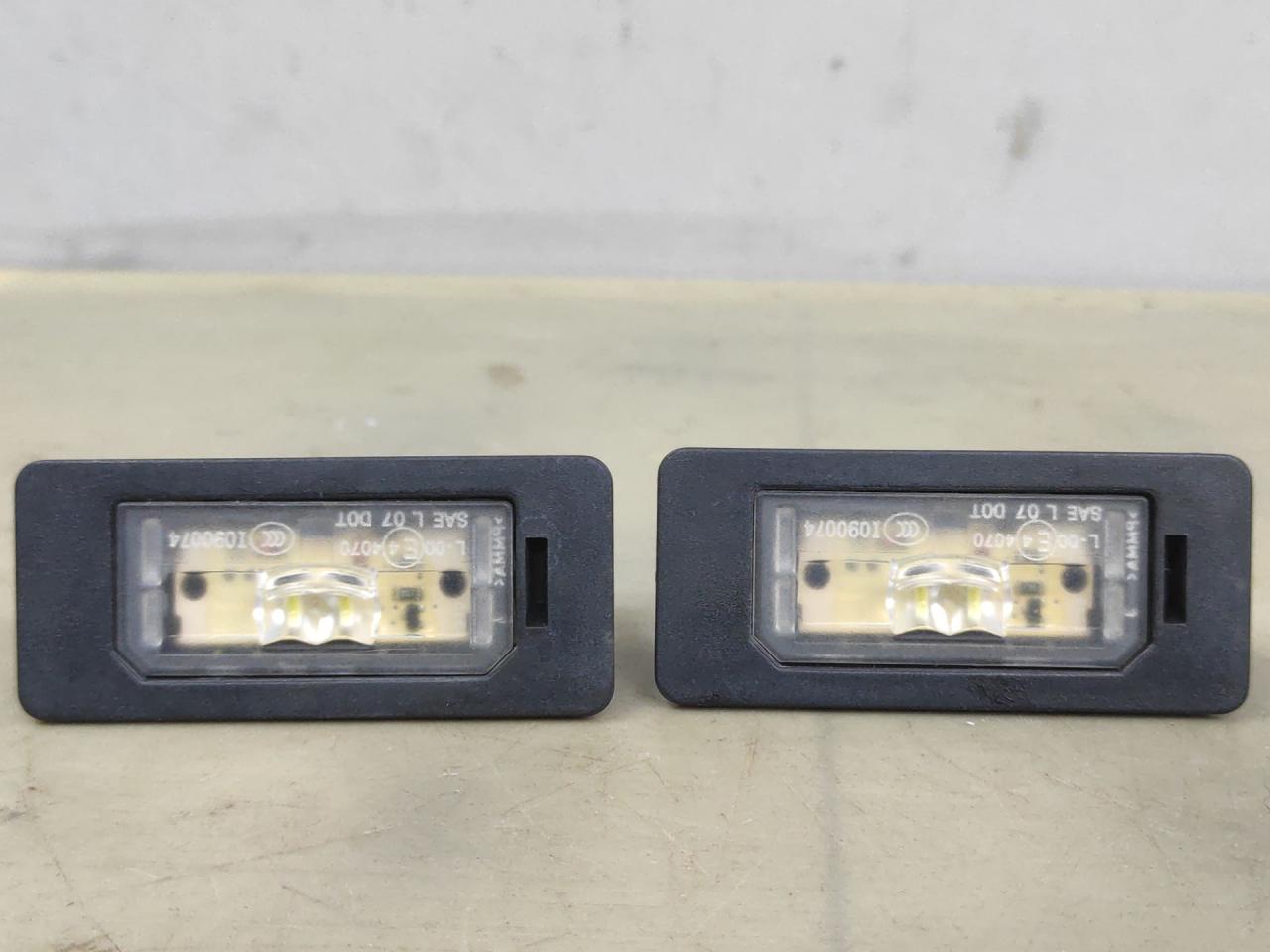 подсветка номера BMW 3 серия F30/F31/F34 F30 2013, 2.0 л., N20 B20 A, бензин, АКПП, черный, седан, полный привод, 122530938A107, 122530939A107 - фото №1