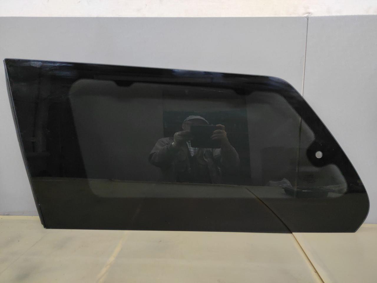 стекло кузовное боковое левое Toyota Sienna 3 поколение 2014, 3.5 л., 2GR-FE, бензин, АКПП, черный, передний привод - фото №1