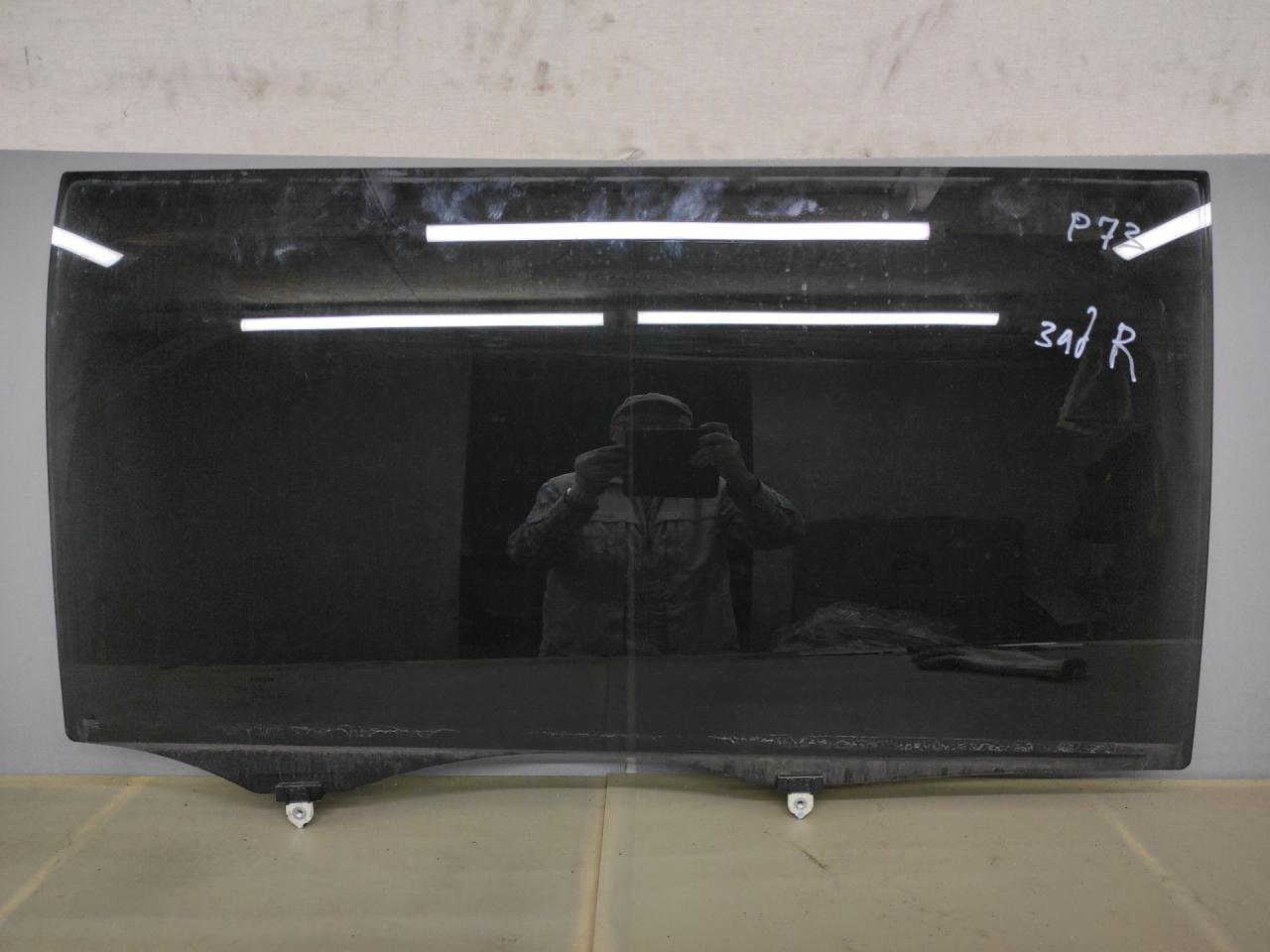 стекло двери задней правой Toyota Sienna 3 поколение 2014, 3.5 л., 2GR-FE, бензин, АКПП, черный, передний привод - фото №1