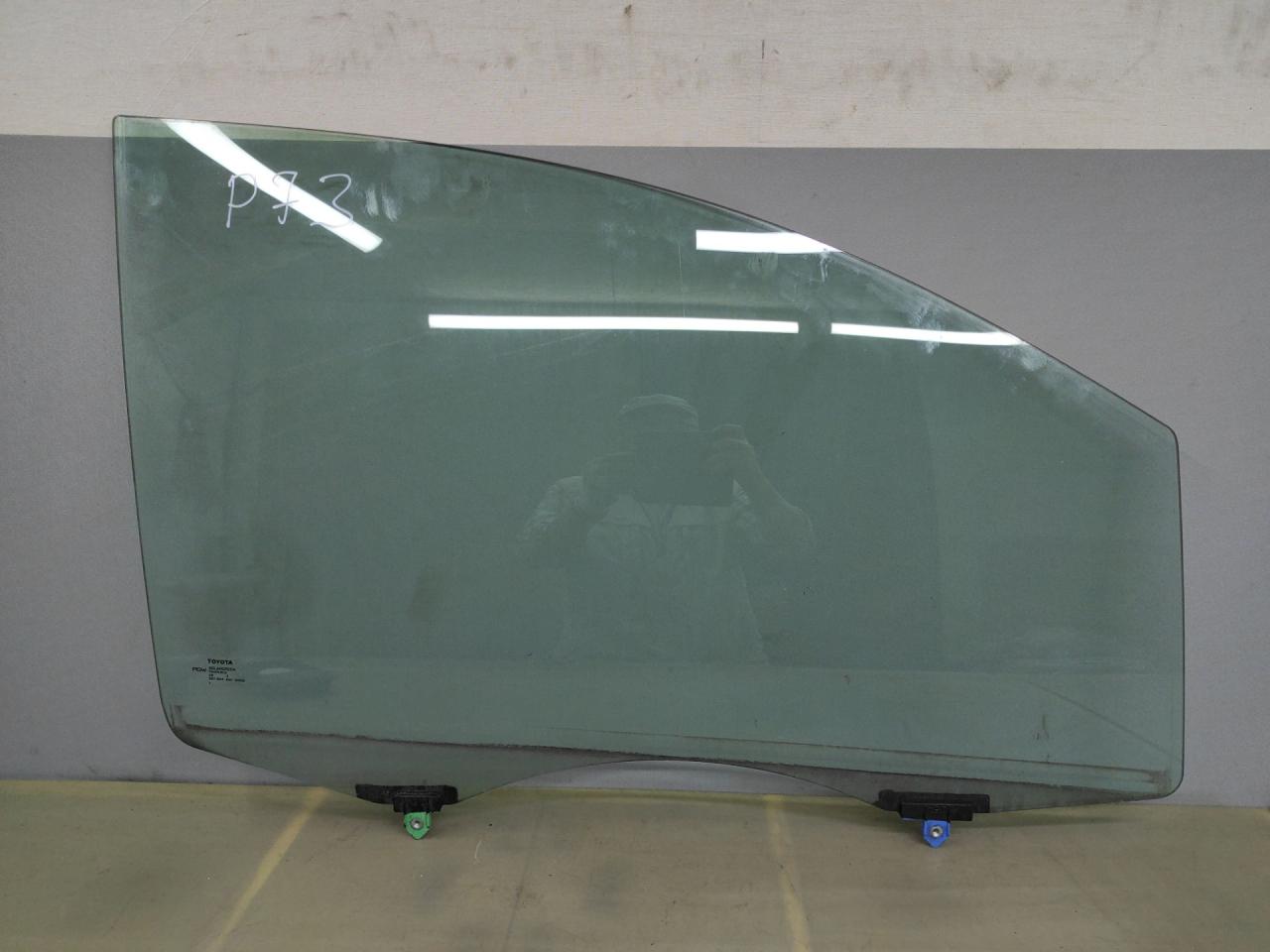 стекло двери передней правой Toyota Sienna 3 поколение 2014, 3.5 л., 2GR-FE, бензин, АКПП, черный, передний привод - фото №1