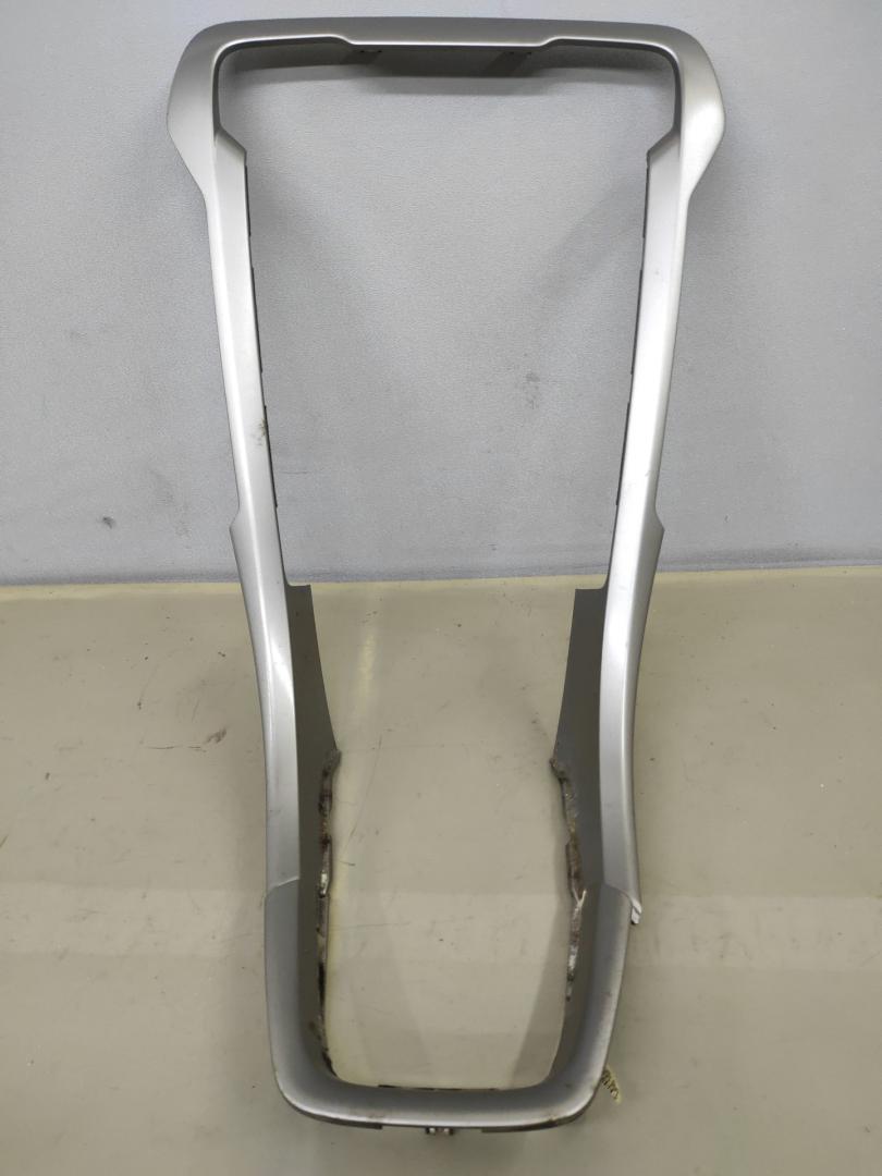 накладка на торпедо (консоль) Ford Fusion (USA) 2 поколение 2013, 1.6 л., бензин, АКПП, белый перламутр, седан, передний привод, DS73F045P26PIA1 - фото №1