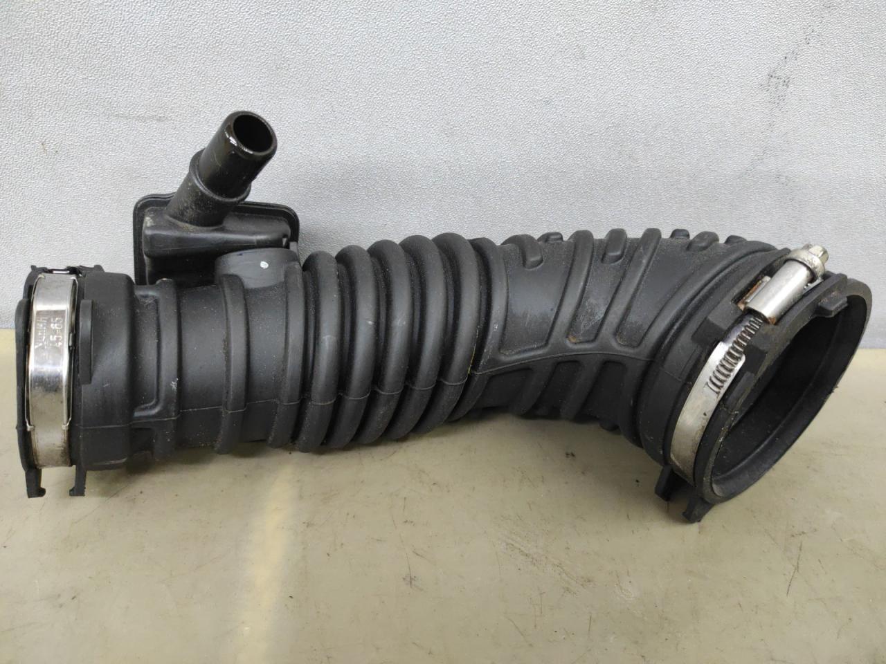 патрубок воздушного фильтра Chevrolet Cruze 2 поколение 2017, 1.4 л., бензин, АКПП, черный, седан, передний привод, 72407560 - фото №1