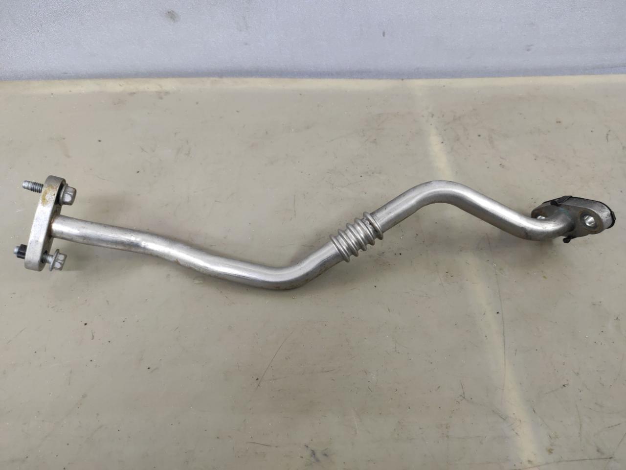 масляная трубка турбины Chevrolet Cruze 2 поколение 2017, 1.4 л., бензин, АКПП, черный, седан, передний привод - фото №1