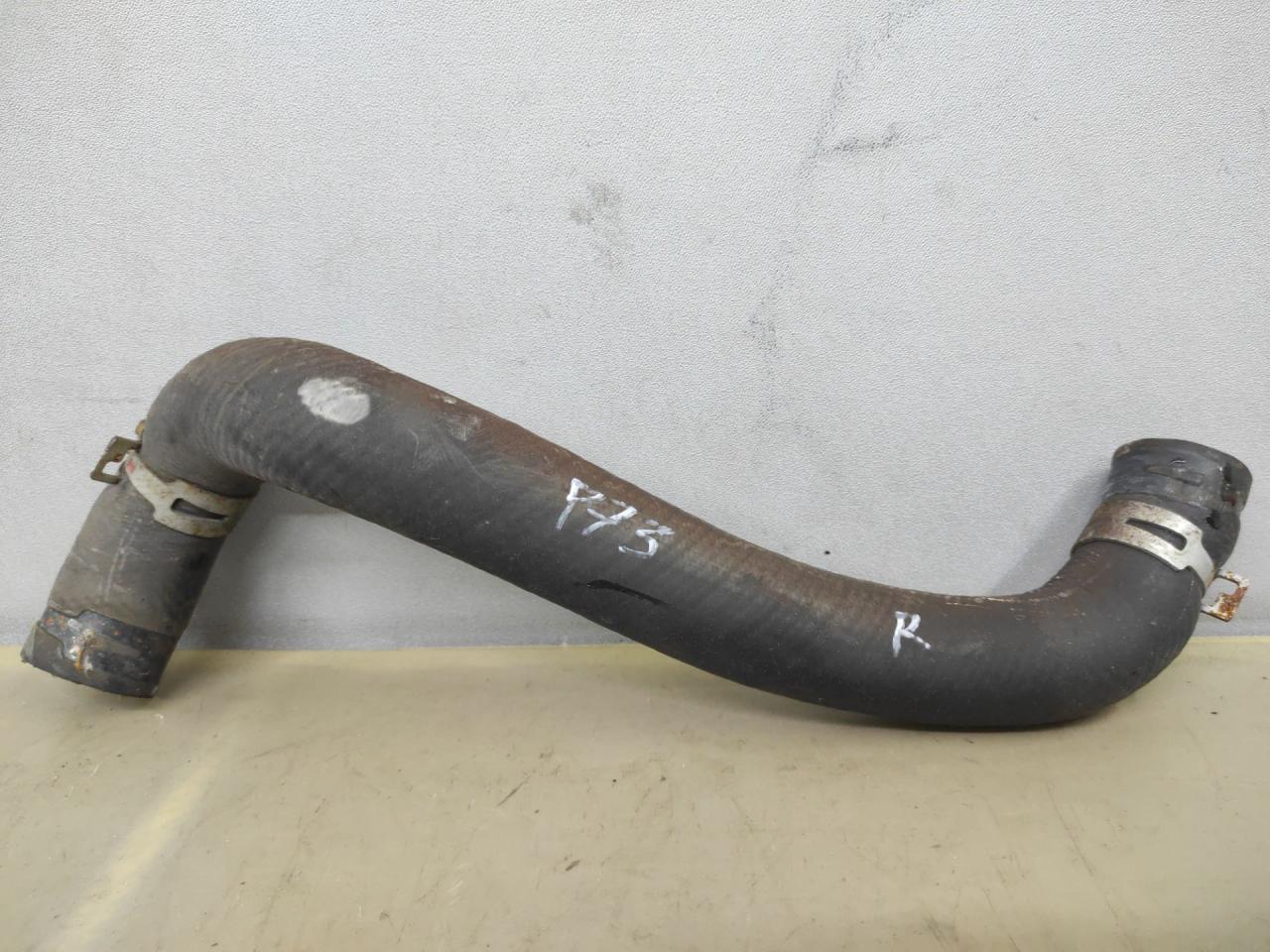 патрубок радиатора Toyota Sienna 3 поколение 2014, 3.5 л., 2GR-FE, бензин, АКПП, черный, передний привод - фото №1