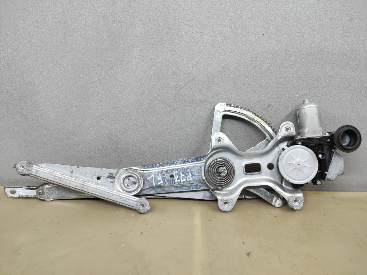 стеклоподъемник электрический передний левый Toyota Sienna 3 поколение 2014, 3.5 л., 2GR-FE, бензин, АКПП, черный, передний привод - фото №1