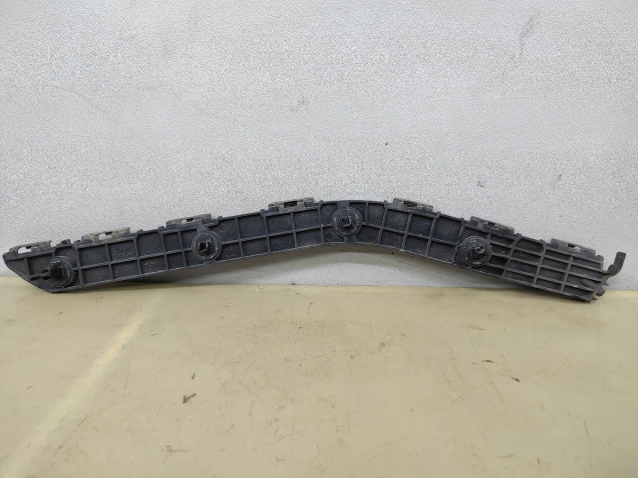 Крепление бампера заднего Toyota Sienna 3 поколение 2014, 3.5 л., 2GR-FE, бензин, АКПП, черный, передний привод, 5215808010 - фото №1