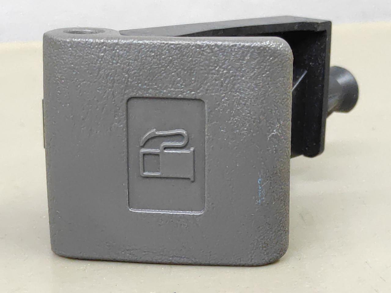 ручка открытия лючка топливного бака Toyota Sienna 3 поколение 2014, 3.5 л., 2GR-FE, бензин, АКПП, черный, передний привод, 77335ITW2 - фото №1
