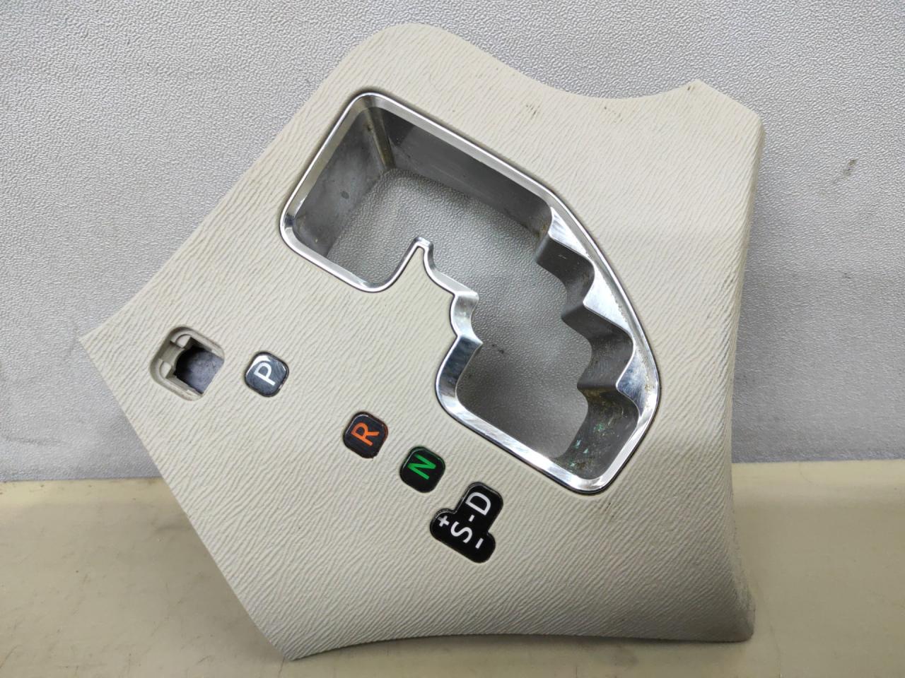 рамка обрамление кулисы Toyota Sienna 3 поколение 2014, 3.5 л., 2GR-FE, бензин, АКПП, черный, передний привод, 76F438 - фото №1