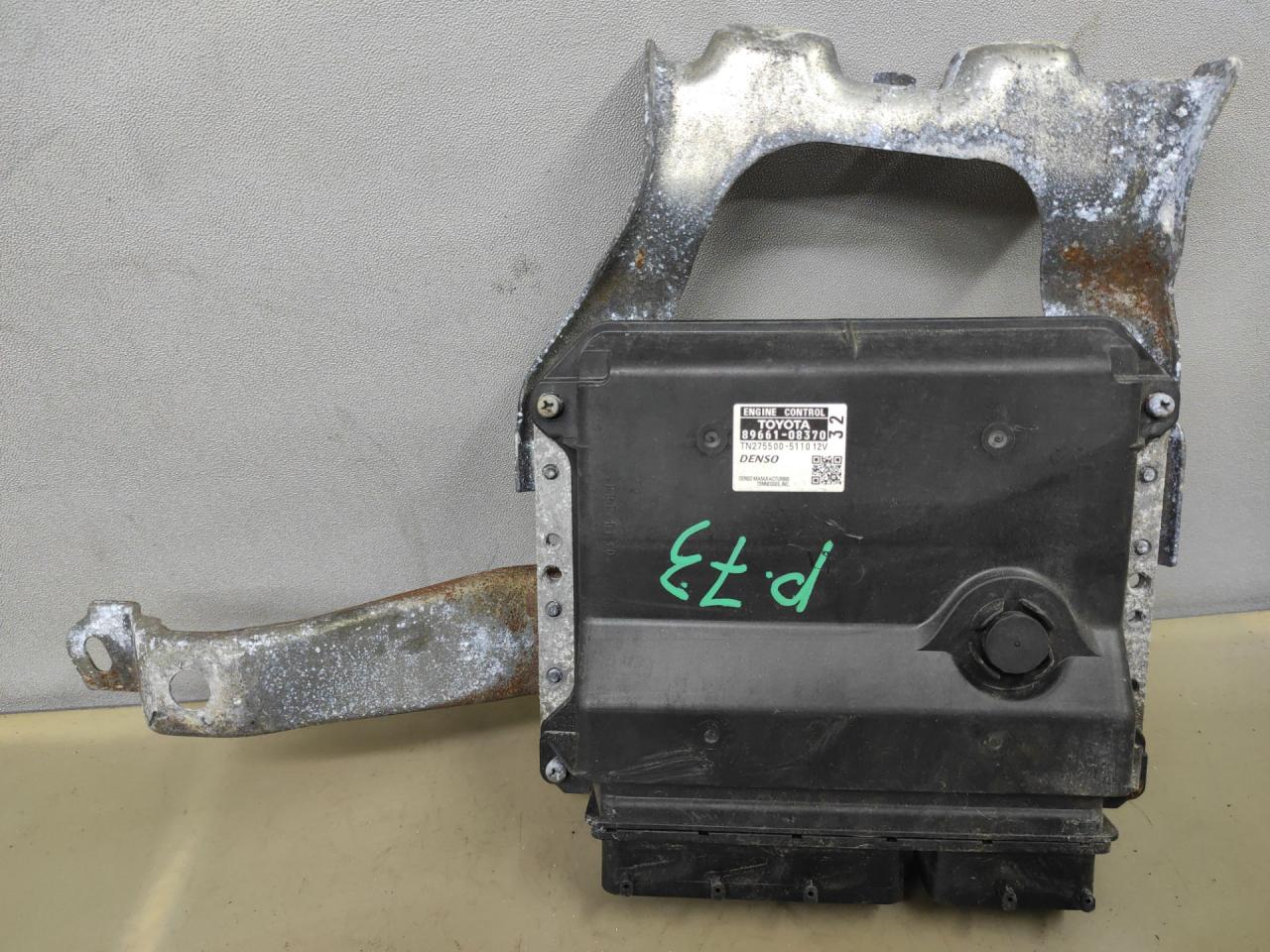 блок управления двигателем Toyota Sienna 3 поколение 2014, 3.5 л., 2GR-FE, бензин, АКПП, черный, передний привод, 8966108370 - фото №1