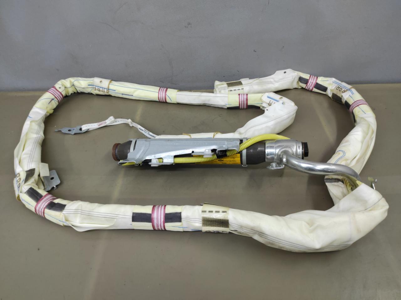 подушка безопасности боковая (шторка) Toyota Sienna 3 поколение 2014, 3.5 л., 2GR-FE, бензин, АКПП, черный, передний привод - фото №1