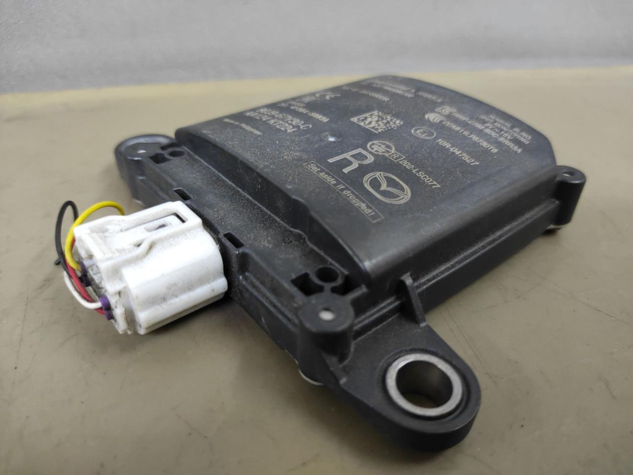 датчик мертвых (слепых) зон Mazda 3 4 поколение 2020, B0J967Y30C, KA124KT224 - фото №1