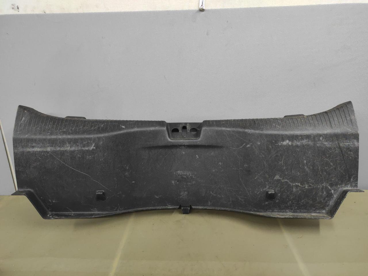 накладка внутренняя на заднюю панель кузова Chevrolet Cruze 2 поколение 2017, 1.4 л., бензин, АКПП, черный, седан, передний привод, 13438104 - фото №1