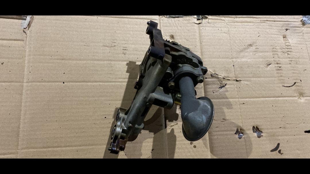 насос масляный Chevrolet Cruze 2 поколение 2016, 1.4 л., бензин, LE2 - фото №1