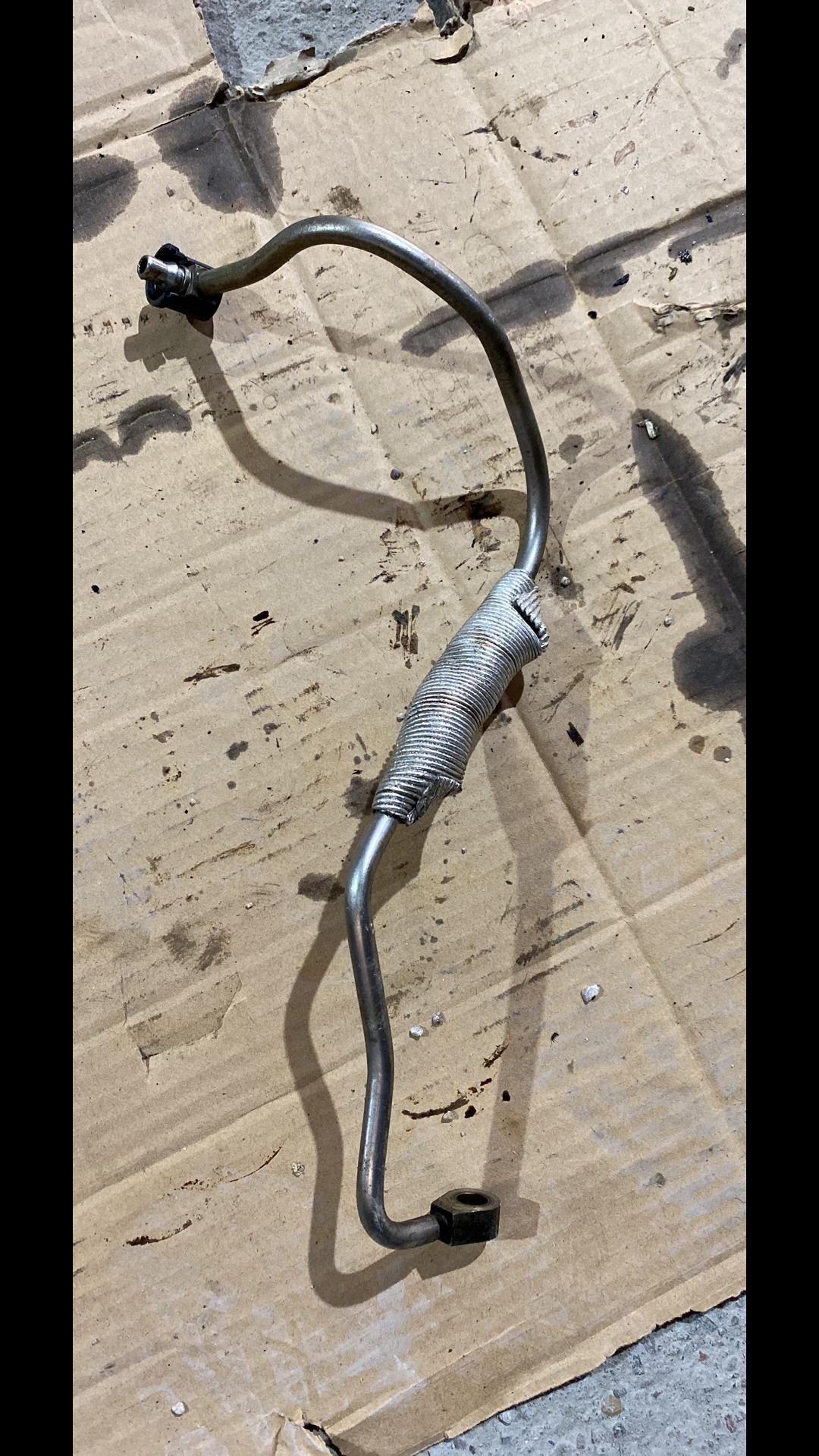 масляная трубка турбины Chevrolet Cruze 2 поколение 2016, 1.4 л., бензин, LE2 - фото №1