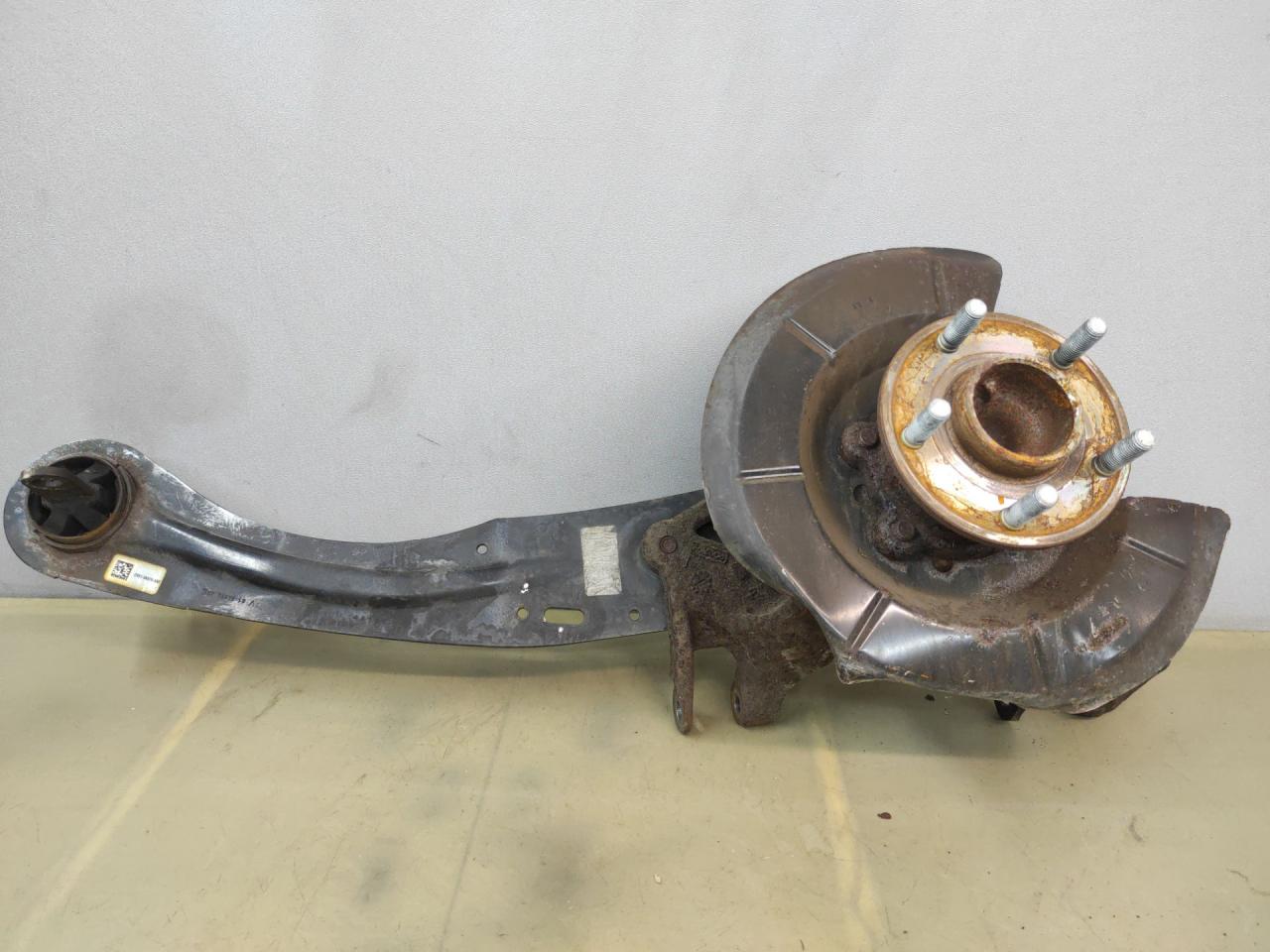 кулак задний левый Ford Escape 3 поколение C520 2014, 1.6 л., бензин, АКПП, красный, передний привод - фото №1