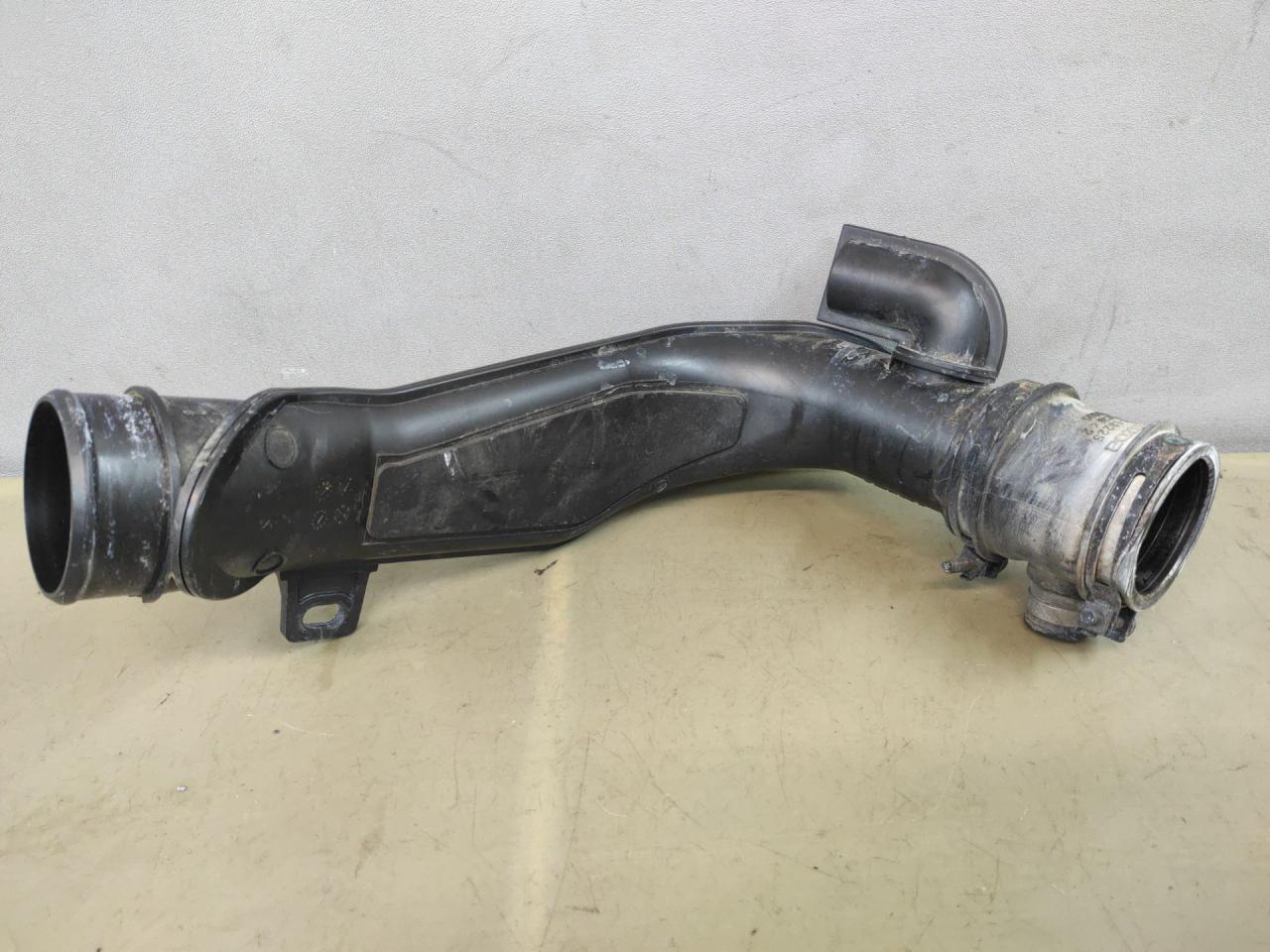 патрубок интеркулера Mazda CX-9 2 поколение TC 2017, 2.5 л., PY-VPS, бензин, АКПП, серый, передний привод, PY8W13231 - фото №1