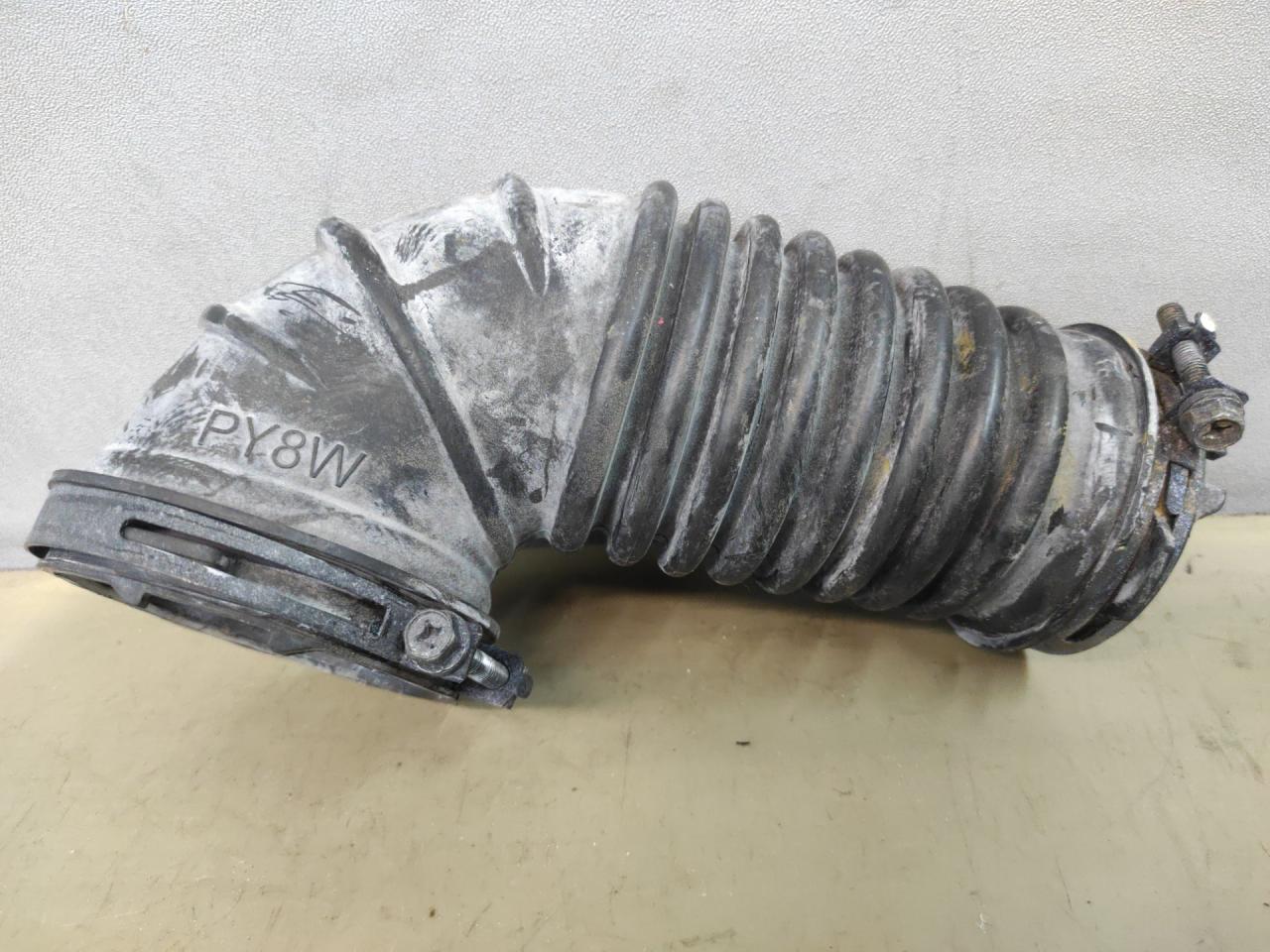 гофра инжектора Mazda CX-9 2 поколение TC 2017, 2.5 л., PY-VPS, бензин, АКПП, серый, передний привод, PY8W13221 - фото №1