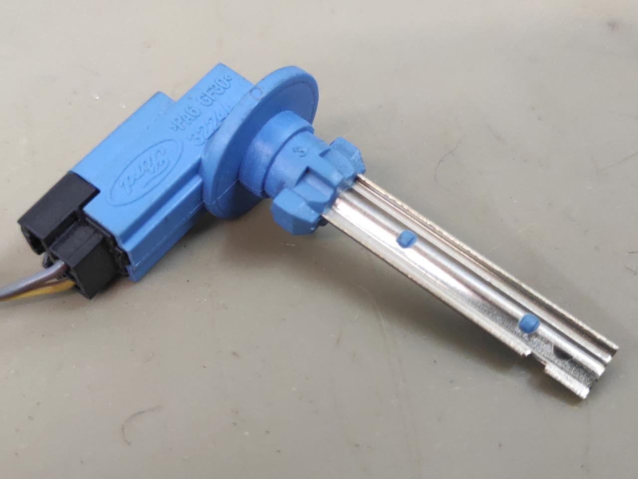 датчик температуры Ford Escape 3 поколение C520 2014, 1.6 л., бензин, АКПП, красный, передний привод, AV6N19C734AA - фото №1