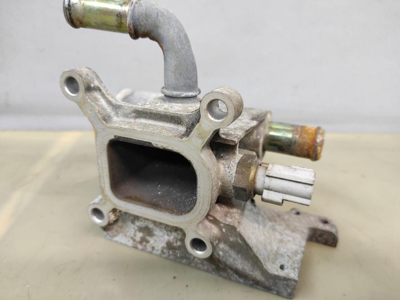 фланец (тройник) системы охлаждения Mazda 6 GG 2003 - фото №1