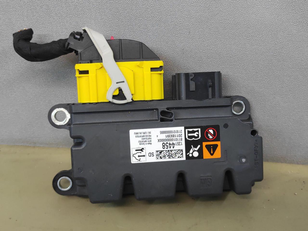 блок AirBag Chevrolet Equinox 3 поколение 2018, 1.5 л., бензин, АКПП, серый 139х, минивэн, передний привод, 13514458 - фото №1