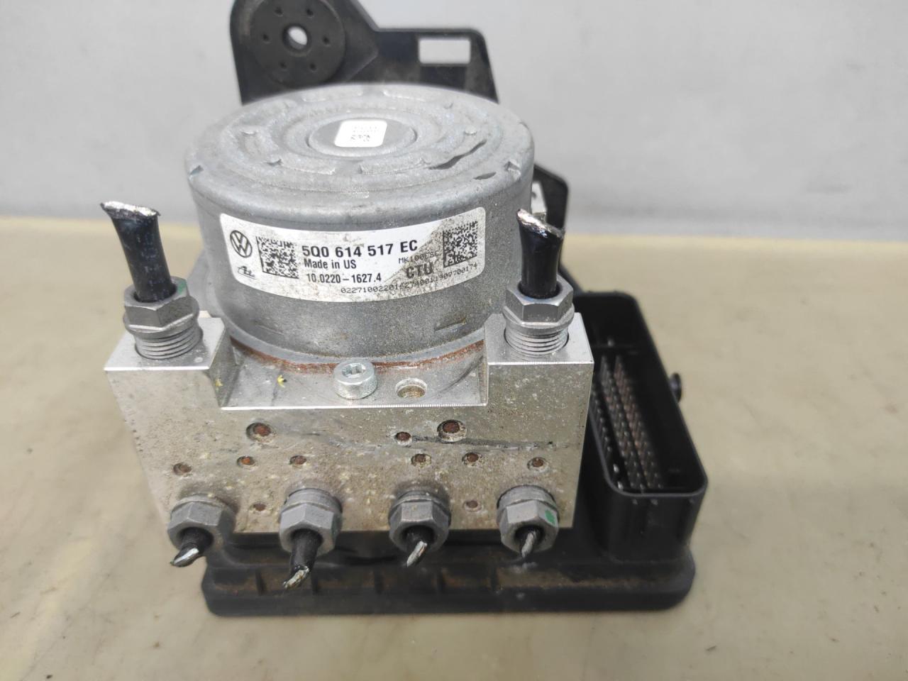 блок ABS Volkswagen Jetta 7 поколение 2019, 1.4 л., бензин, АКПП, серый, седан, передний привод, 5Q0614517EC - фото №1