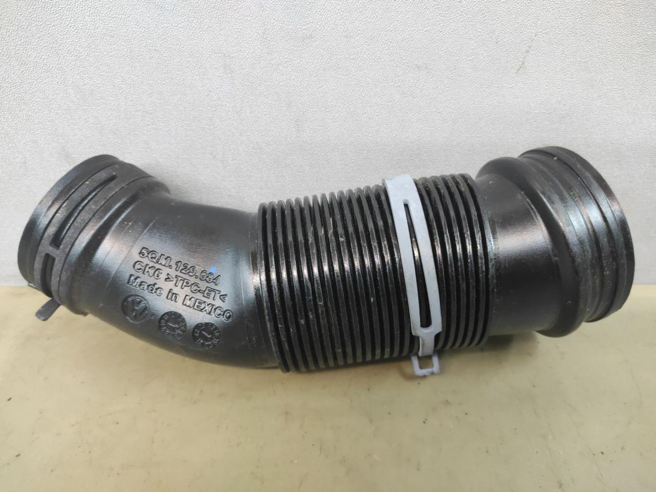 патрубок воздушного фильтра Volkswagen Jetta 7 поколение 2019, 1.4 л., бензин, АКПП, серый, седан, передний привод, 5QM129684 - фото №1