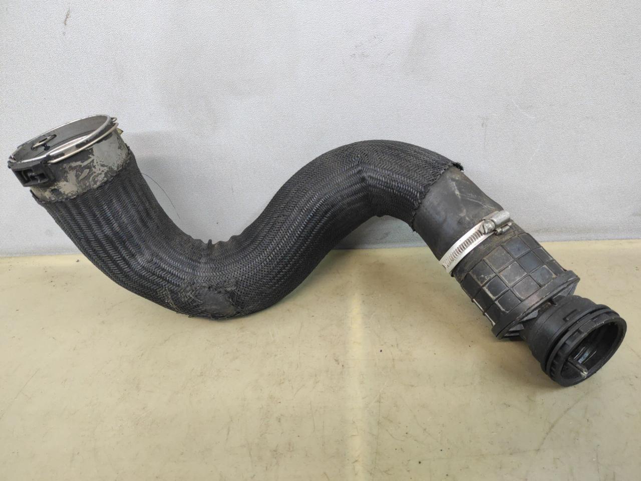 патрубок интеркулера Chevrolet Equinox 3 поколение 2018, 1.5 л., бензин, АКПП, серый 139х, минивэн, передний привод - фото №1