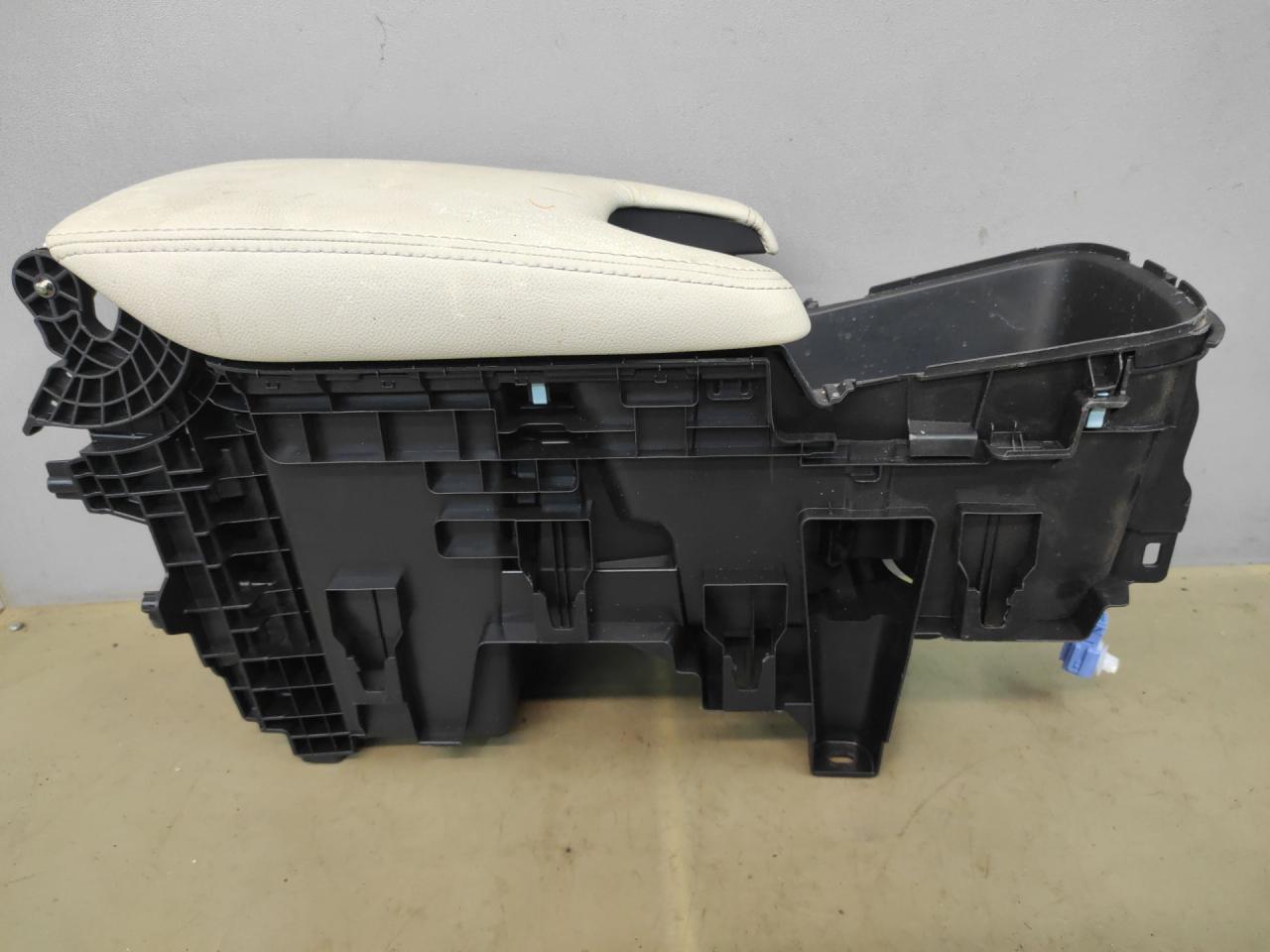 подлокотник Acura Integra 4 поколение 2024, 1.5 л., бензин, АКПП, синий, хетчбэк 5 дв., передний привод, SC0361377AFE - фото №1