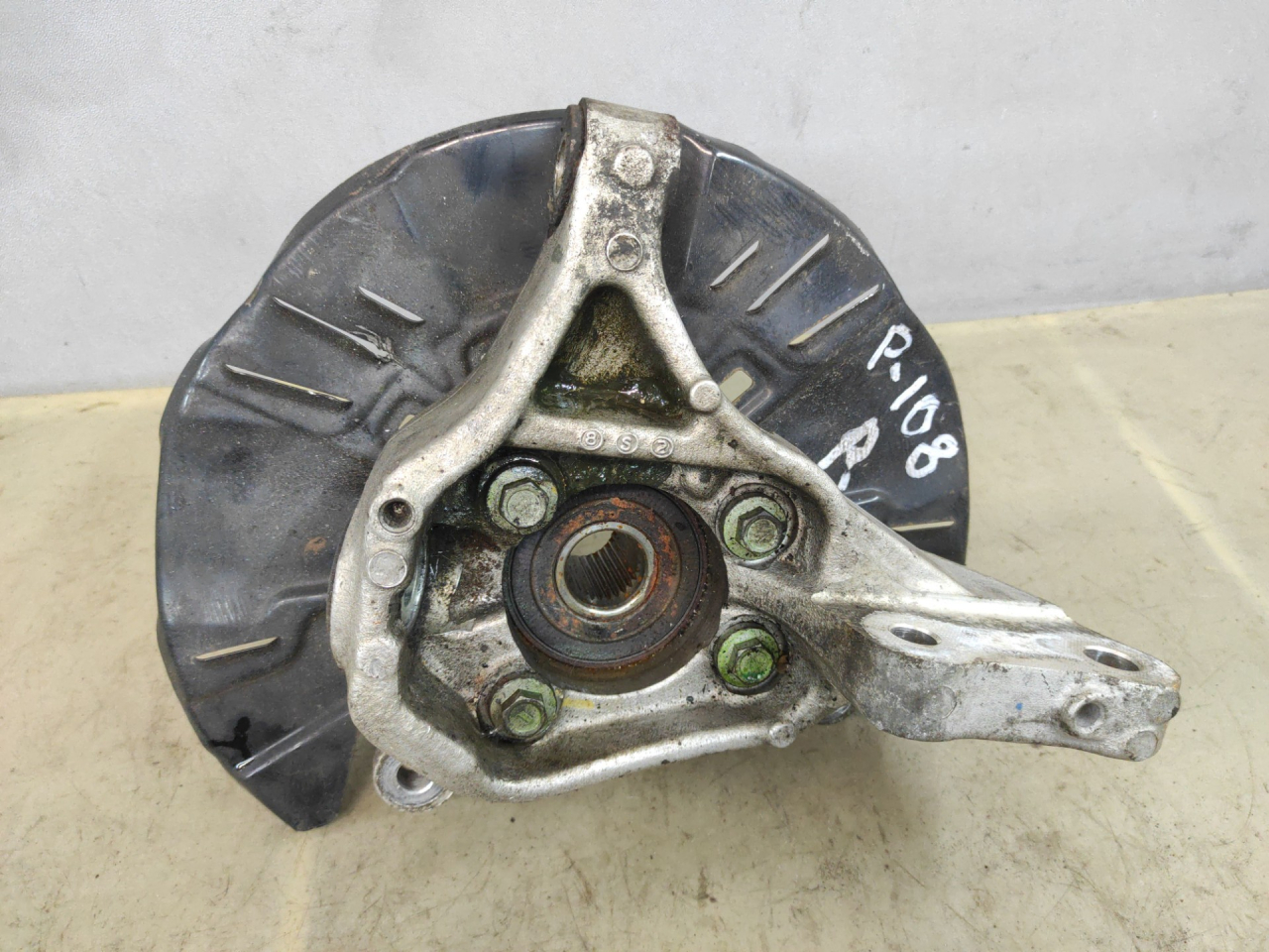 кулак поворотный правый Subaru Impreza 5 поколение (GK/GT) 2019, 2.0 л., бензин, вариатор, серый, седан, полный привод - фото №1