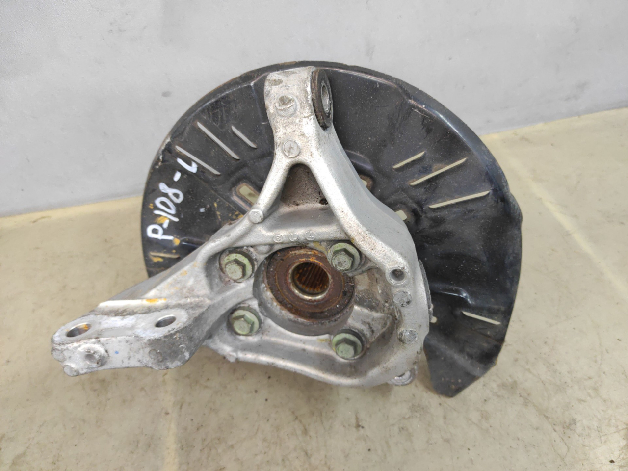 кулак поворотный левый Subaru Impreza 5 поколение (GK/GT) 2019, 2.0 л., бензин, вариатор, серый, седан, полный привод - фото №1