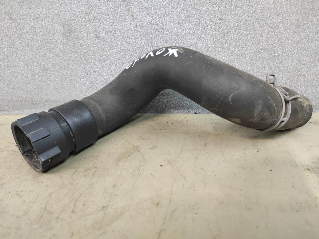 патрубок радиатора Ford Edge 2 поколение CD539 2018, 2.0 л., бензин, АКПП, черный, внедорожник 5 дв., полный привод - фото №1