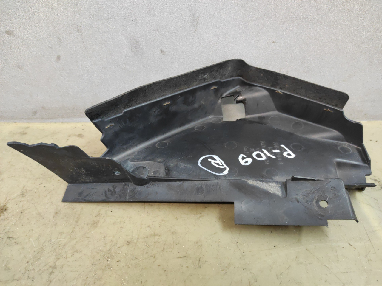 накладка (воздуховод) на телевизор Ford Edge 2 поколение CD539 2018, 2.0 л., бензин, АКПП, черный, внедорожник 5 дв., полный привод, FT4B8N341AB - фото №1