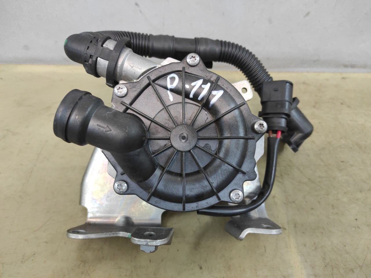 насос продувки катализатора Volkswagen Jetta 7 поколение 2019, 1.4 л., бензин, АКПП, серый, седан, передний привод, 04E131085D - фото №1