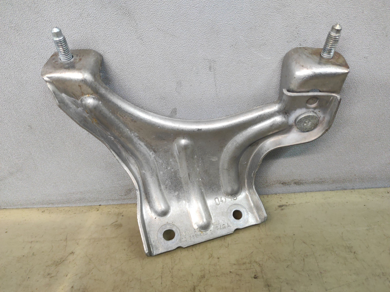 кронштейн глушителя Volkswagen Jetta 7 поколение 2019, 1.4 л., бензин, АКПП, серый, седан, передний привод, 5Q0253461Q - фото №1