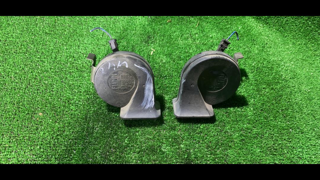 сигнал (клаксон) Mazda Tribute 1 поколение 2003, 2.0 л., бензин, полный привод, правый руль, CH2035A73345, E335717 - фото №1