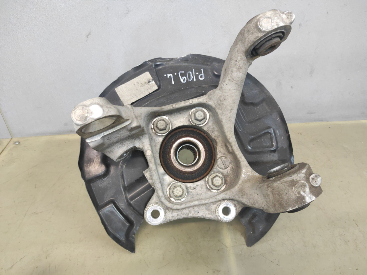 кулак задний левый Ford Edge 2 поколение CD539 2018, 2.0 л., бензин, АКПП, черный, внедорожник 5 дв., полный привод, 5B759, 1607010619 - фото №1