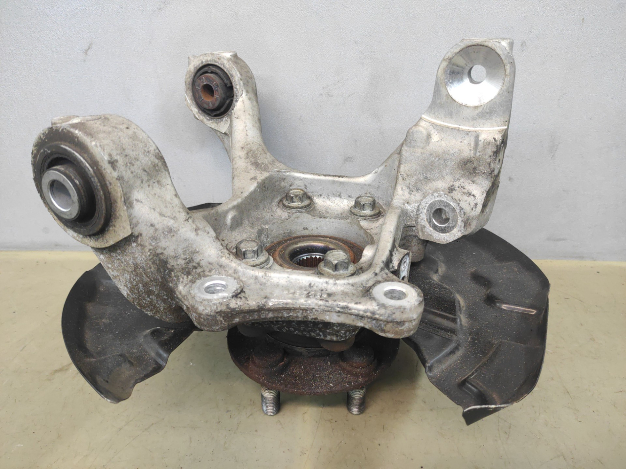 кулак задний правый Ford Edge 2 поколение CD539 2018, 2.0 л., бензин, АКПП, черный, внедорожник 5 дв., полный привод, 5B758, 1606300427 - фото №1