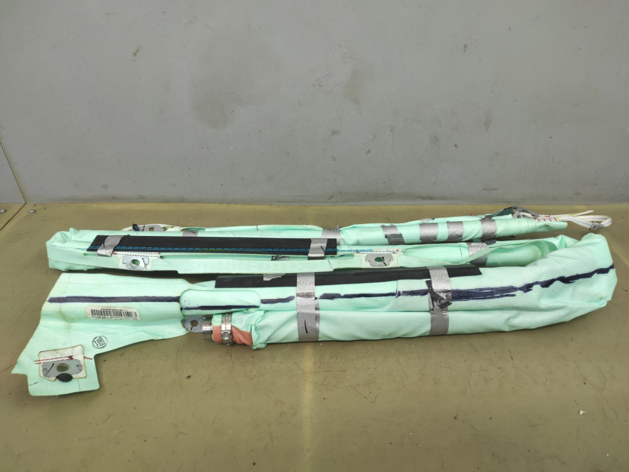 подушка безопасности боковая (шторка) Ford Edge 2 поколение CD539 2018, 2.0 л., бензин, АКПП, черный, внедорожник 5 дв., полный привод, 34151524F, FT4BR042D94AF - фото №1