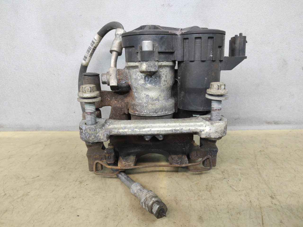 суппорт задний левый Ford Escape 4 поколение CX482 2021, 2.5 л., гибрид, АКПП, внедорожник 5 дв., полный привод, LX612D251BNE - фото №1